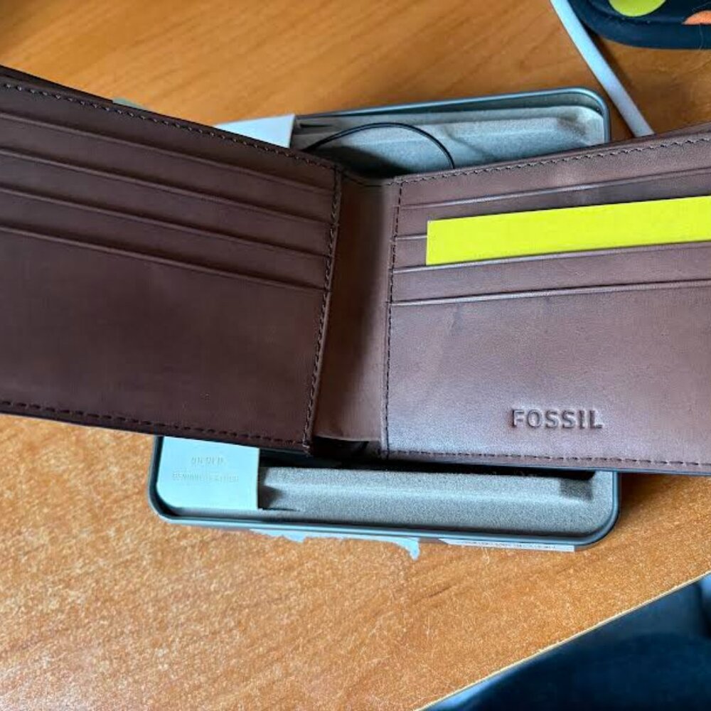 Fossil Bi-Fold Genuine Leather Wallet - Picture 2 of 2